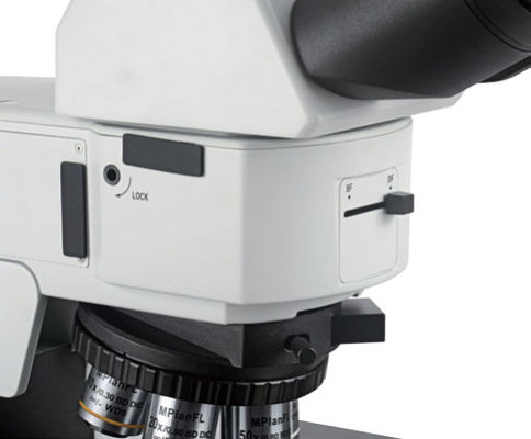 Kamera Optik Mikroskop Bidang Gelap Trinocular 50X Objective DIC Metallurgical